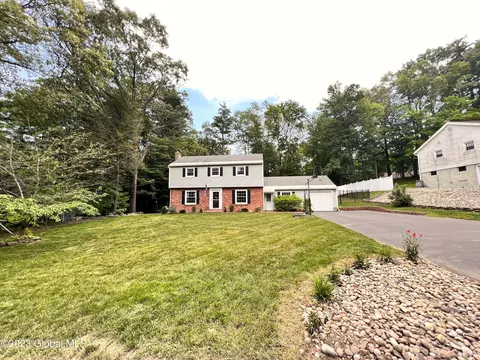 79 Birchwood Ln, Niskayuna, NY 12309