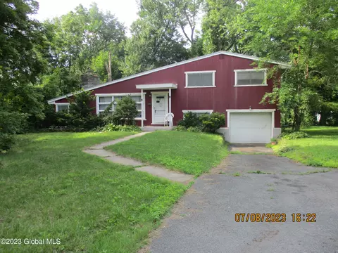 17 Leslie Ct, Loudonville, NY 12211