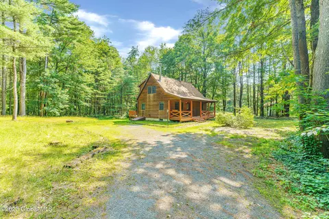 24 Eva Dr, East Greenbush, NY 12061