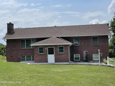 18 Woodhill Ln, Troy, NY 12180