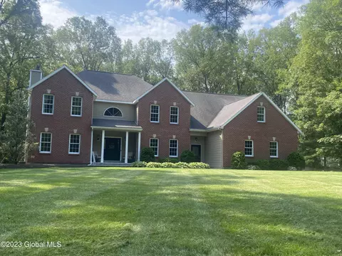 622 Grooms Rd, Clifton Park, NY 12065