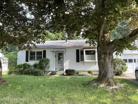 15 Barber Ave, Queensbury, NY 12804