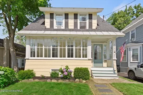 1069 Van Antwerp Rd, Niskayuna, NY 12309