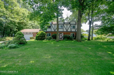 1184 Fernwood Dr, Niskayuna, NY 12309