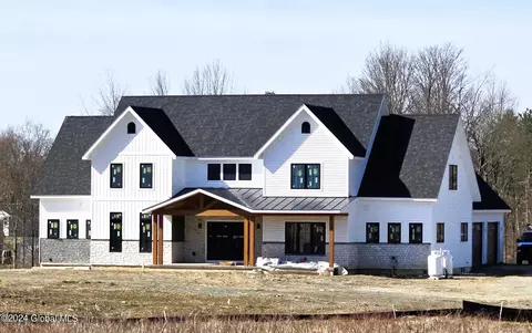 4 Ceremuga Ct, Waterford, NY 12188