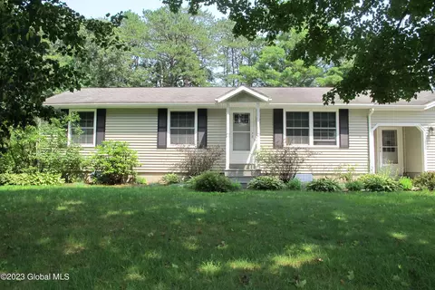 8 Stephanie Ln, Queensbury, NY 12804