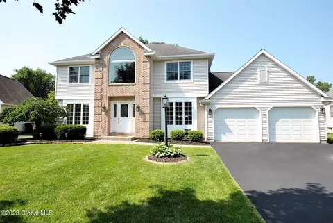 38 Dogwood Ln, Loudonville, NY 12211