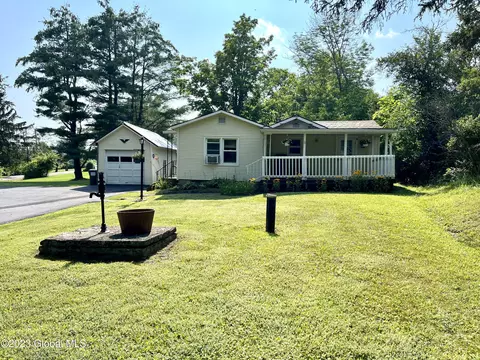185 Holcomb Rd, Averill Park, NY 12018
