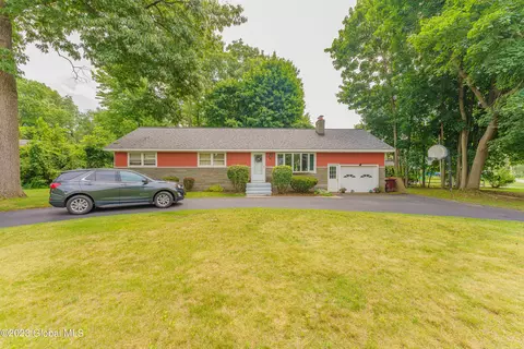 1 Gingham Ave, Clifton Park, NY 12065