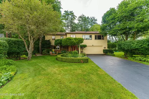 35 Sheffield Dr, Delmar, NY 12054