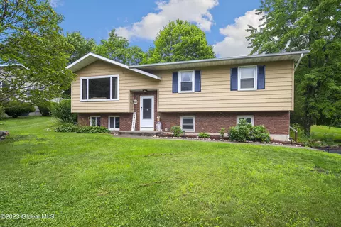 16 Holland Ln, Castleton On Hudson, NY 12033
