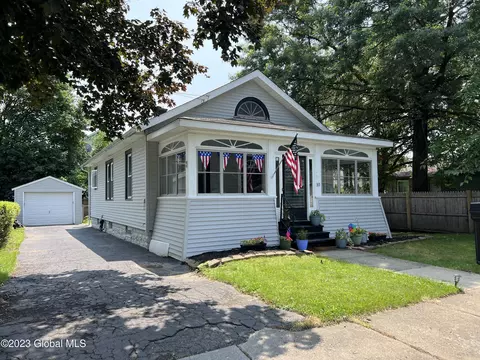 10 Lincoln Ter, Rensselaer, NY 12144