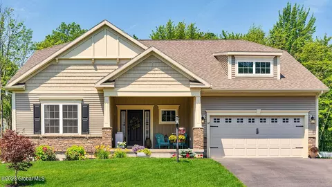 11 Farmington Ct, Glenmont, NY 12077