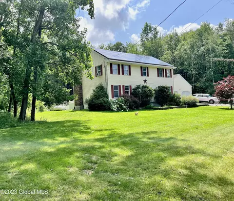 124 Lynn Rd, Averill Park, NY 12018