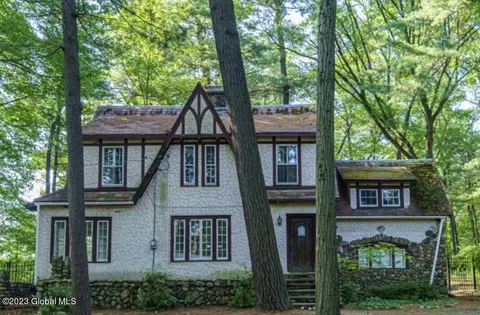 915 St Davids Ln, Schenectady, NY 12309