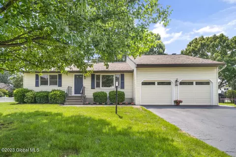 2 Victory Dr, Colonie, NY 12205