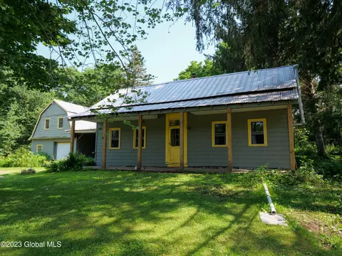 1064 W Galway Rd, Hagaman, NY 12086