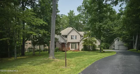 13 Pineview Ln, East Greenbush, NY 12061