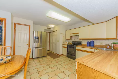 72 Commonwealth Dr, Glenmont, NY 12077 photo 11