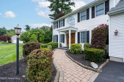 17 Duchess Path, Halfmoon, NY 12065 photo 2