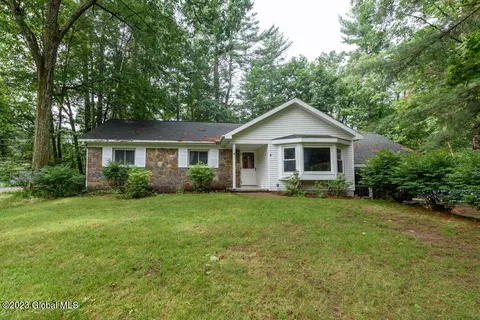 10 Pine Ridge Dr, Guilderland, NY 12084