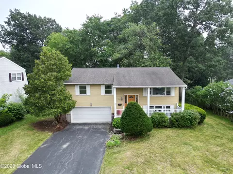 21 Debbie Ct, Colonie, NY 12205