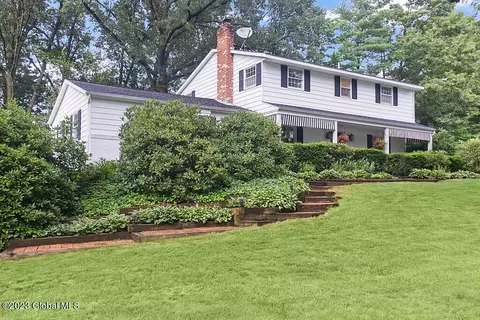 14 Sturbridge Ct, Clifton Park, NY 12065