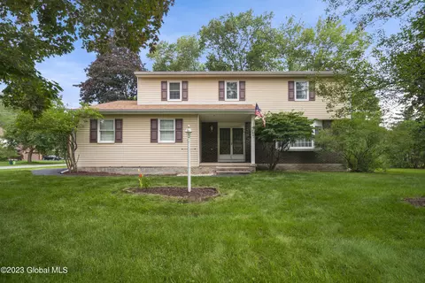 2461 Cambridge Dr, Niskayuna, NY 12309