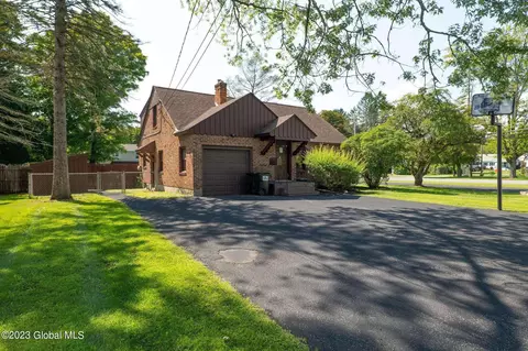 2 Witbeck Dr, Glenville, NY 12302