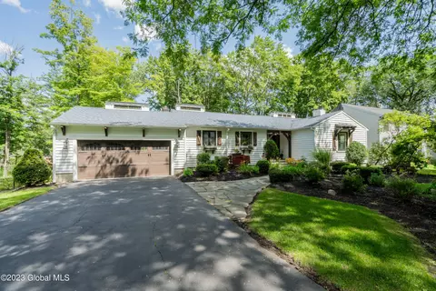 4 Longwood Dr, Saratoga Springs, NY 12866
