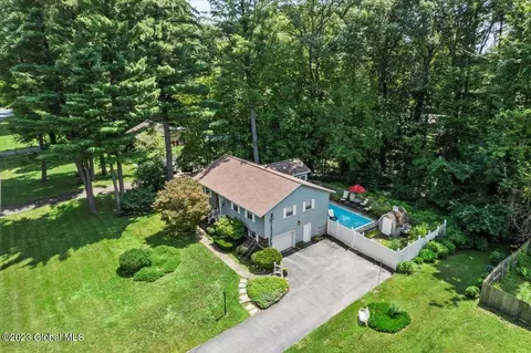 8 Ivy Ct, Clifton Park, NY 12065
