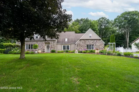 93 Wineberry Ln, Malta, NY 12020