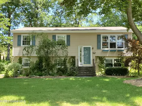 94 Coventry Ct, Voorheesville, NY 12186