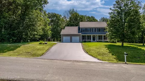 11 Debbie Ln, Averill Park, NY 12018