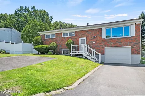 5 Bickford Ln, Troy, NY 12182
