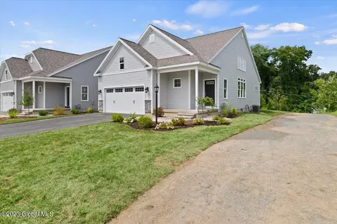 5 Bradley Cir, Halfmoon, NY 12065