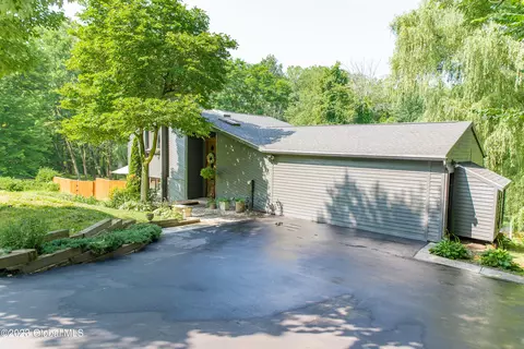 9 Ponderosa Dr, Halfmoon, NY 12065