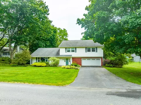 842 Worcester Dr, Niskayuna, NY 12309