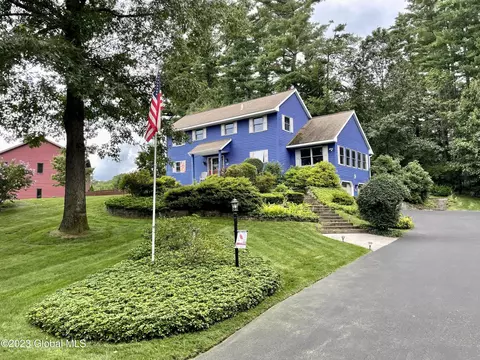10 Crown Pt, Ballston Lake, NY 12019