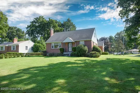 16 Minnowbrook Ave, Delmar, NY 12054