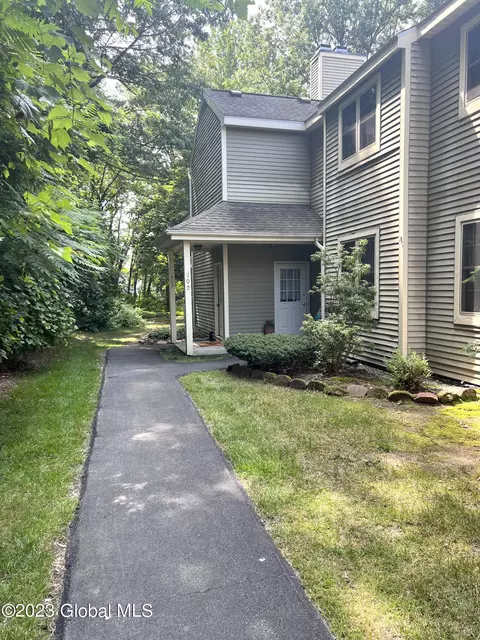 102 Monmouth Way, Halfmoon, NY 12065