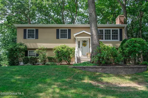 17 Westchester Dr, Albany, NY 12205