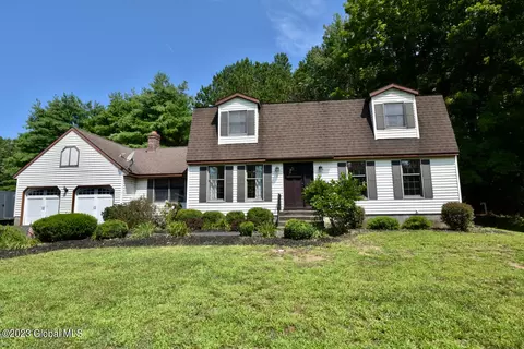 8 Oxford Dr, Saratoga Springs, NY 12866