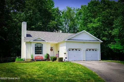 27 Suffolk Ln, Gansevoort, NY 12831