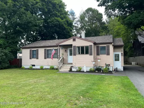 3 Hackensack Ave, Warrensburg, NY 12885