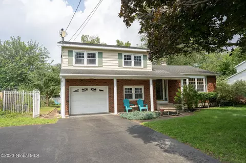 12 Moon Dr, Albany, NY 12205