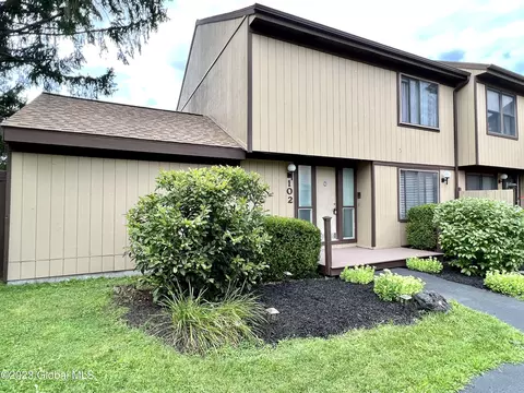 102 Huntington Ct, East Greenbush, NY 12061