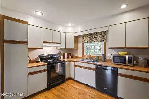 9 Bernard Place Pl, Glenmont, NY 12077 photo 4