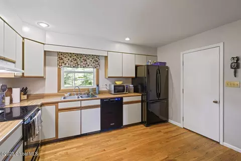 9 Bernard Place Pl, Glenmont, NY 12077 photo 2