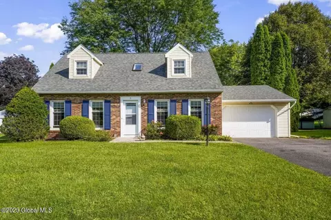9 Bernard Place Pl, Glenmont, NY 12077